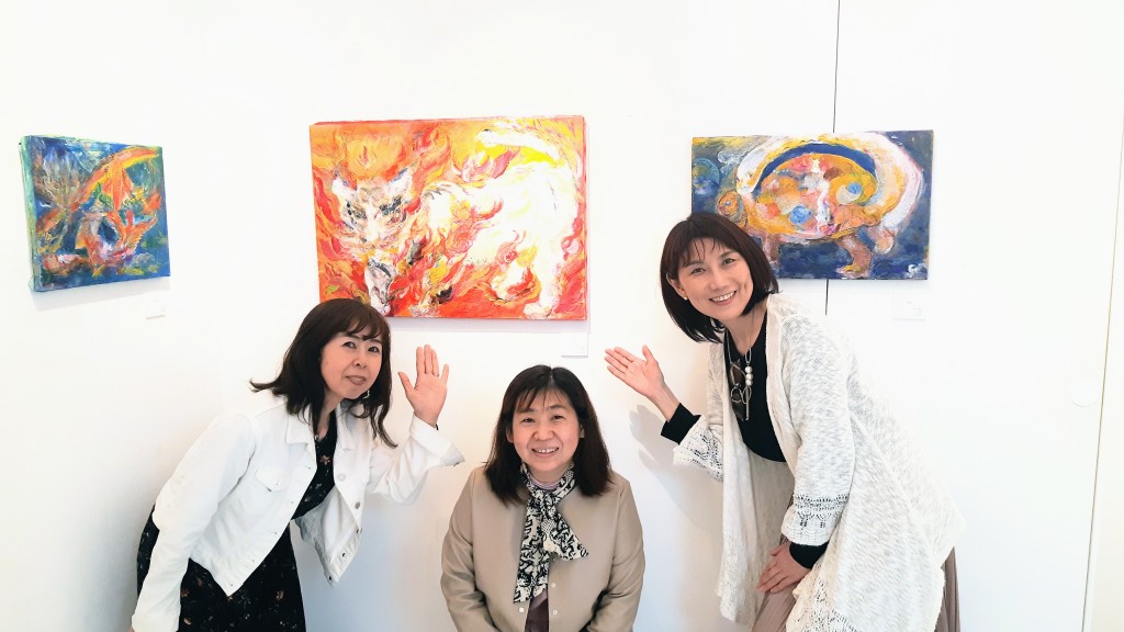 かしの さおりさんの作品前で