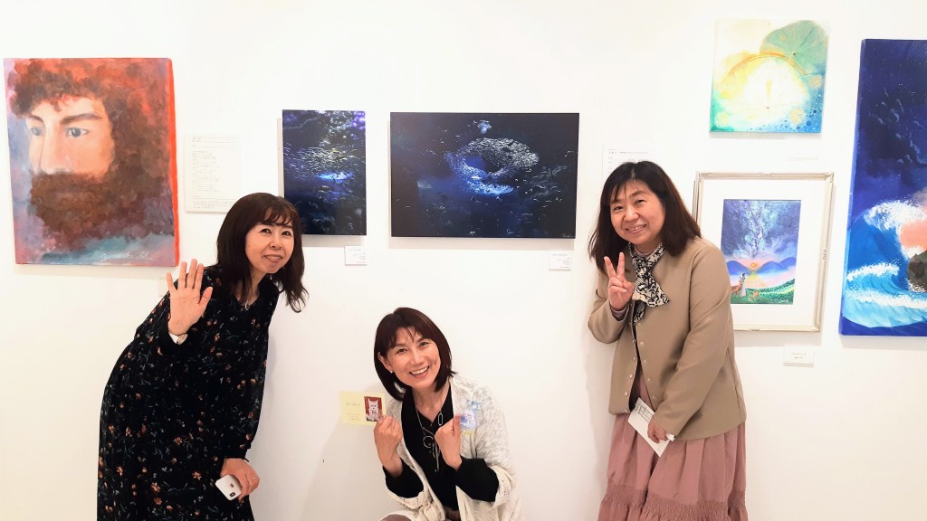 出展作家　原島瑠理子さん（左）と かしの さおりさん（右）